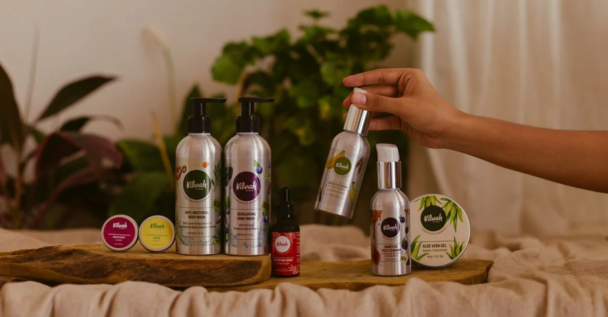 Produits de soins naturels affichés sur une surface en bois avec des plantes d'intérieur, créant une ambiance sereine.